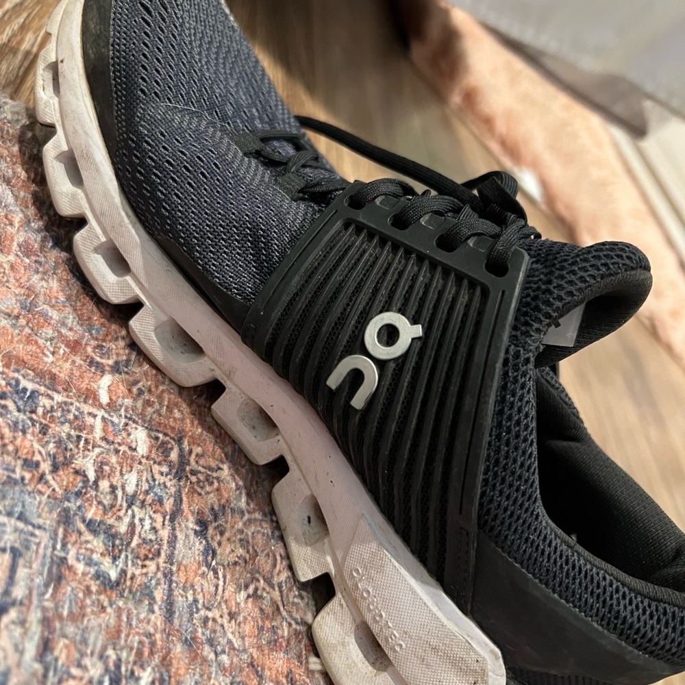 Womens black and white on cloud tennis shoes - Picture 2 of 2
